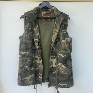 Camo cargo vest with removable hood